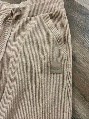 ALO Yoga Kids Ribbed Joggers in Taupe Beige